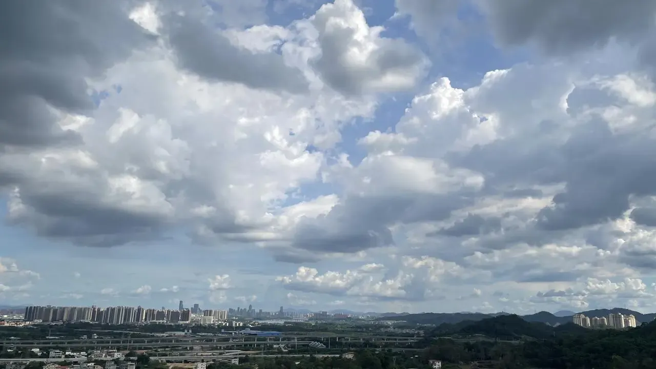 城市上空翻涌的大片云层