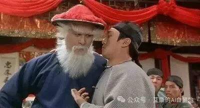 古装剧照：白胡子老者和年轻人
