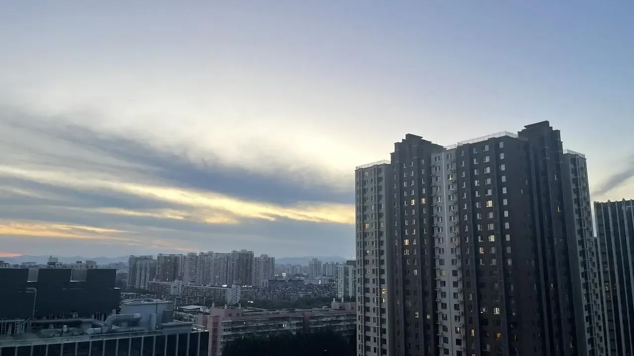傍晚窗外的高楼和晚霞